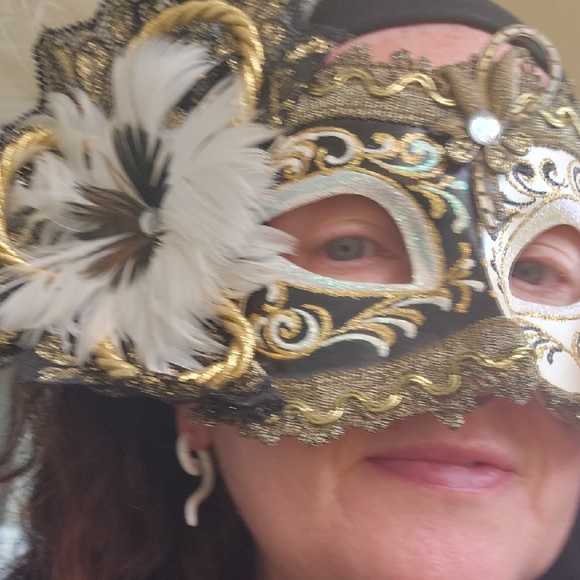 Elegant Gold and Black Carnival Mardi Gras Halloween Masquerade Mask. - Picture 6 of 6